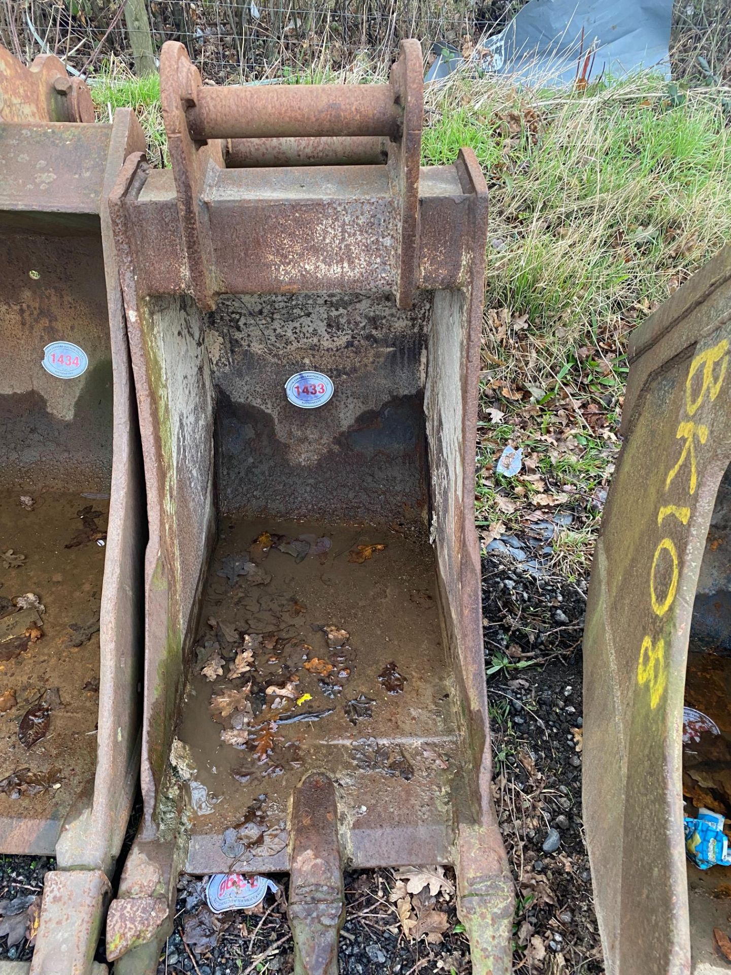 EXCAVATOR BUCKET