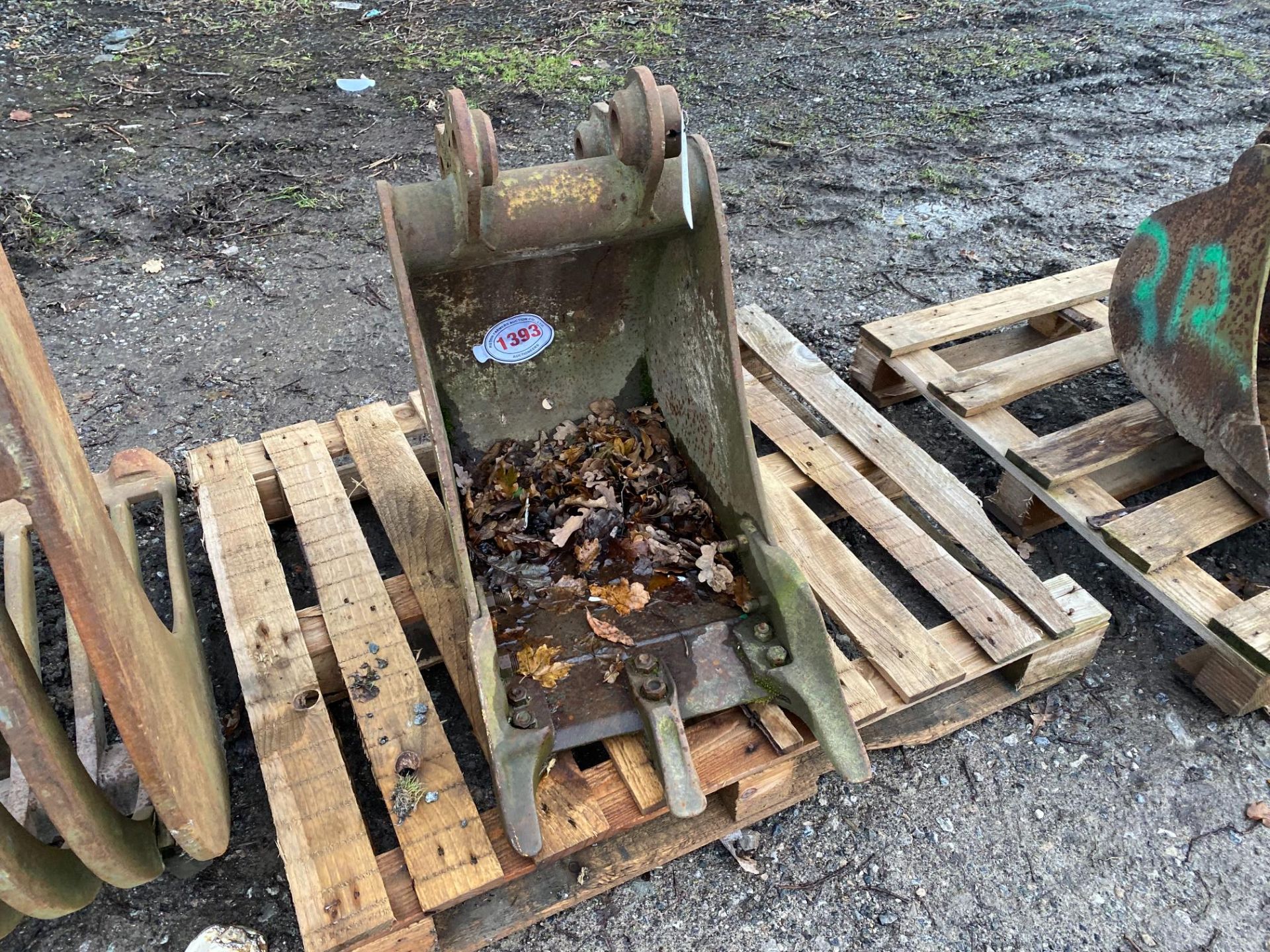 EXCAVATOR BUCKET