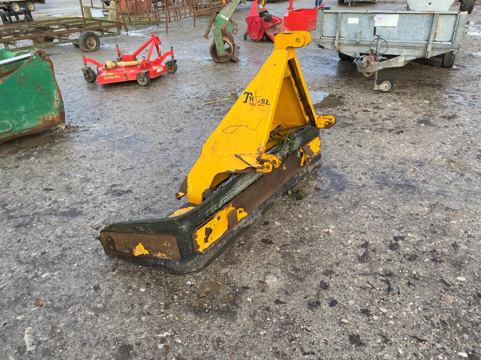 TWOSE YARD SCRAPER