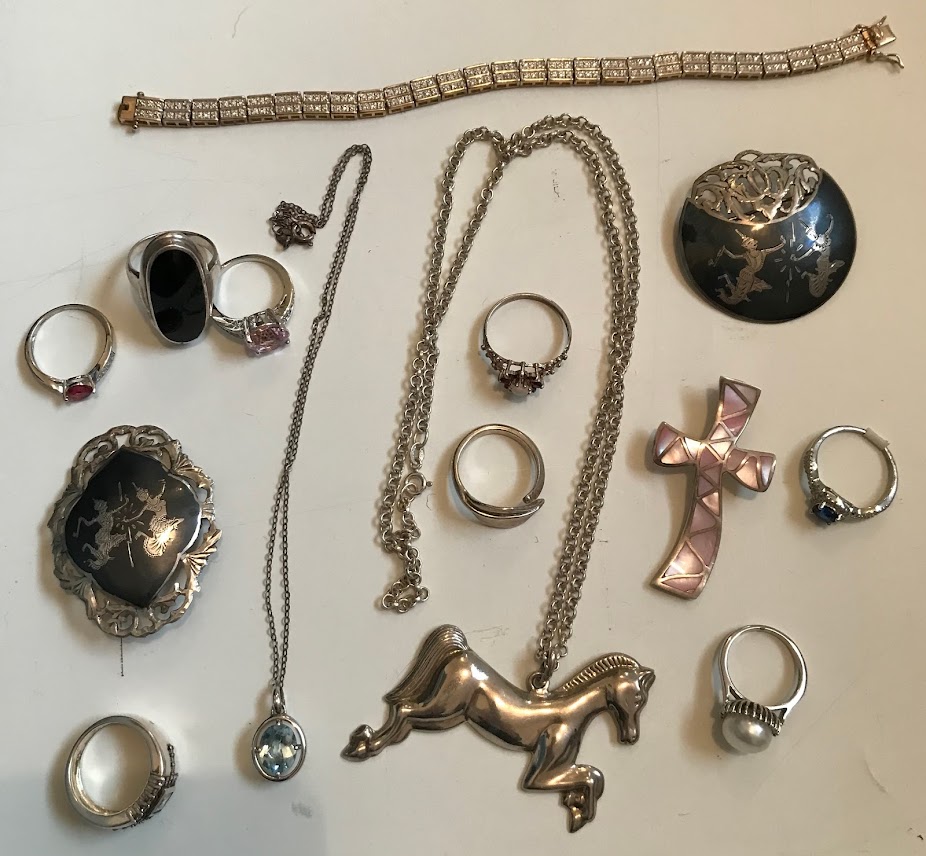 14 Pieces of Sterling Silver inc brooches, rings, bracelets etc 100g. - Image 4 of 4