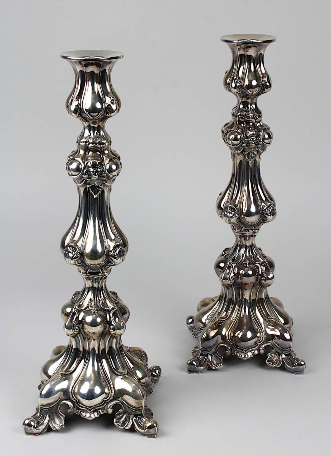 Paar Silber-Leuchter, Deutschland um 1850, dem Barockstil nachempfunden, vierpassige Grundform mit