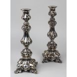 Paar Silber-Leuchter, Deutschland um 1850, dem Barockstil nachempfunden, vierpassige Grundform mit