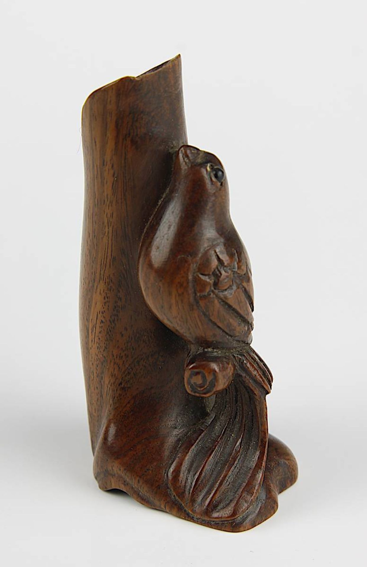 Japanisches Buchsbaum-Netsuke, 19 Jh., fein geschnitzter Singvogel an Baumstumpf, mit schwarzem