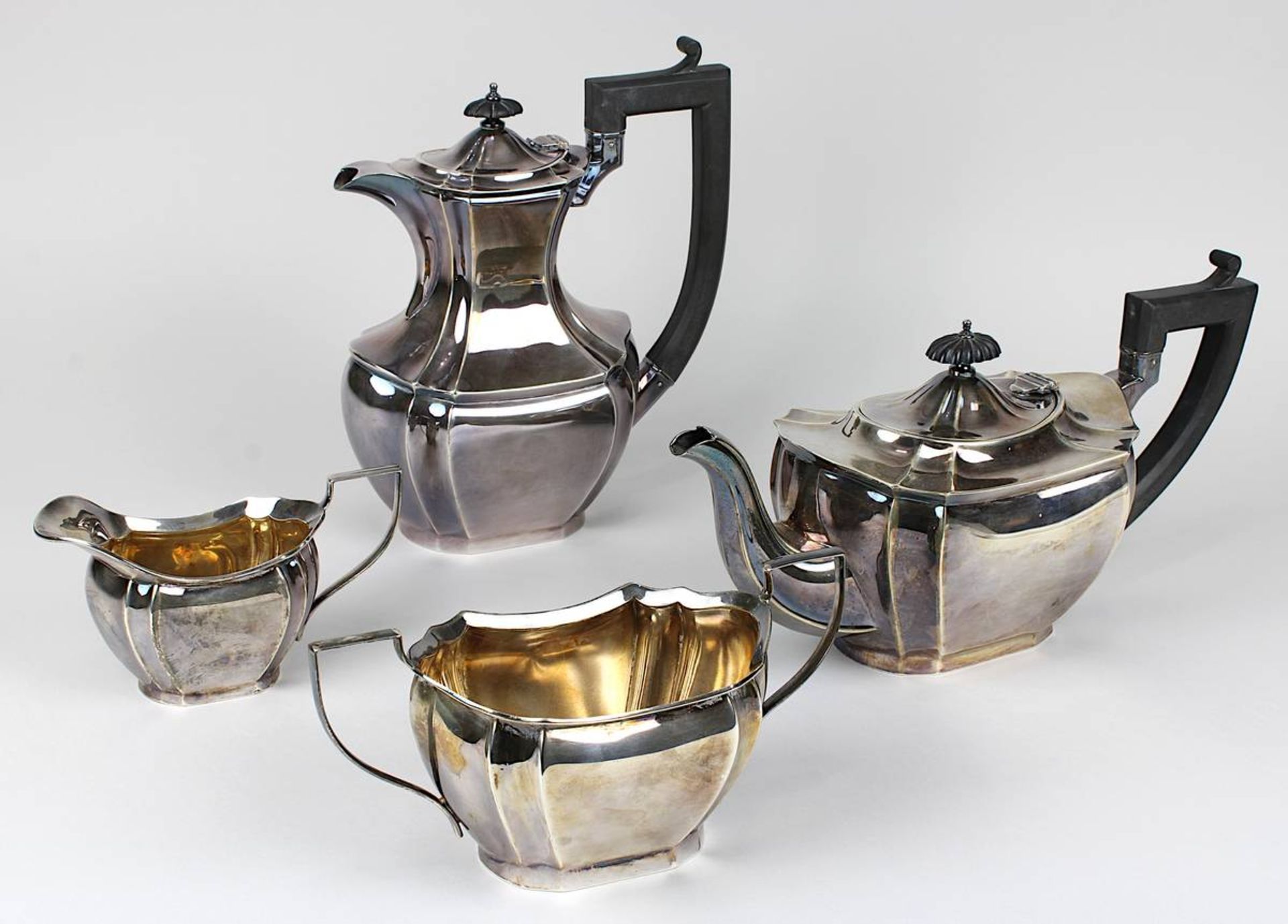 Vierteiliges Kaffee-Kernstück aus Silber, Birmingham 1931, bestehend aus einer Kaffeekanne, Höhe 24