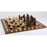Aufwendig gearbeitetes Schachspiel, 2. H. 20. Jh., Figuren aus Holz geschnitzt, teilweise dunkel