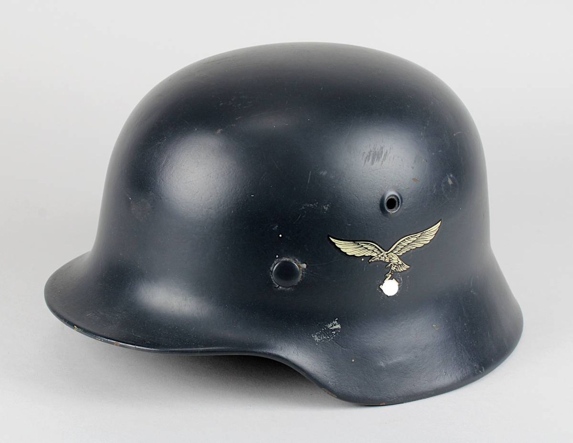 Stahlhelm M 40, Wehrmacht-Luftwaffe WK II, außen neu lackiert und mit neuem Abzeichen, innen