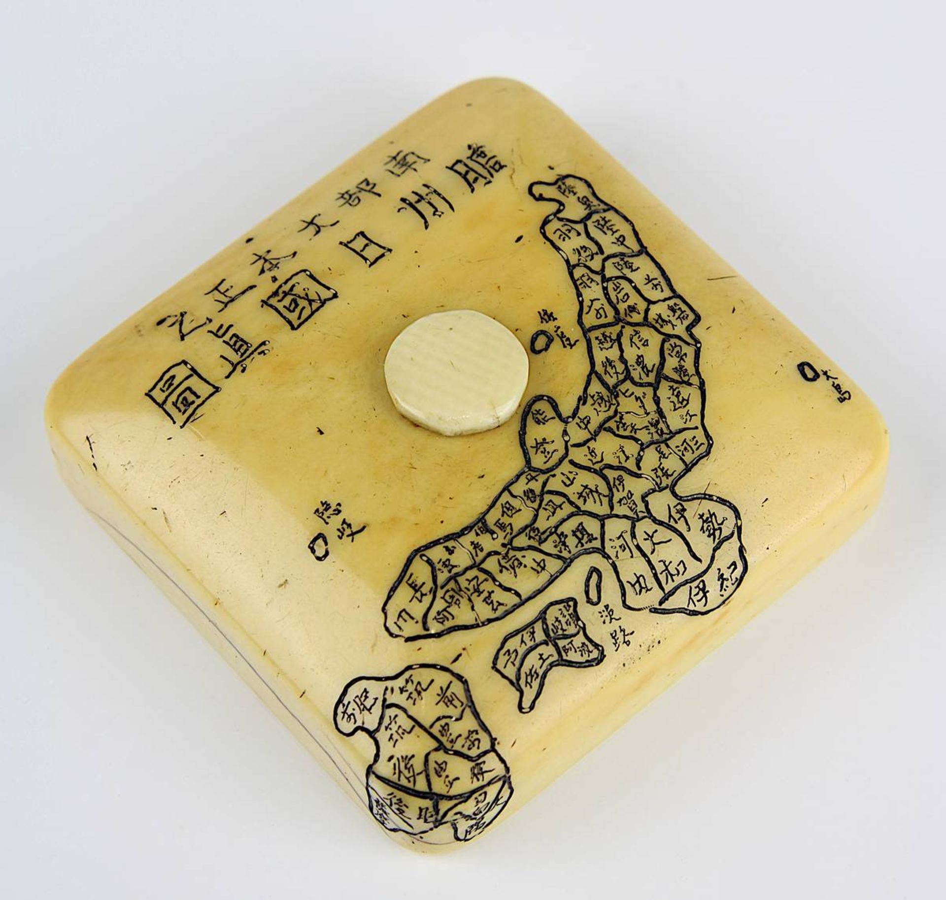 Japanisches Elfenbein-Netsuke, um 1820, quadratische Form, Wandung mit gravierten Schriftzeichen und