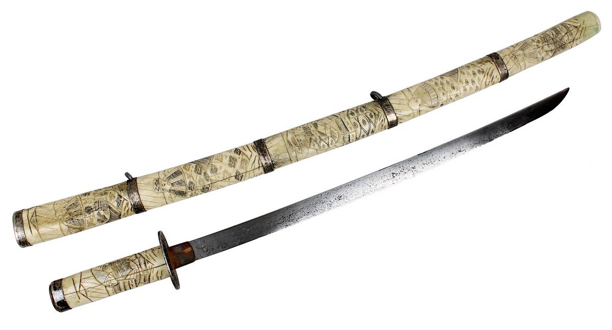 Wakizashi mit Griff und Scheide aus Bein, Japan 19. Jh., Tsuba und Kashira aus Silber, Habaki aus