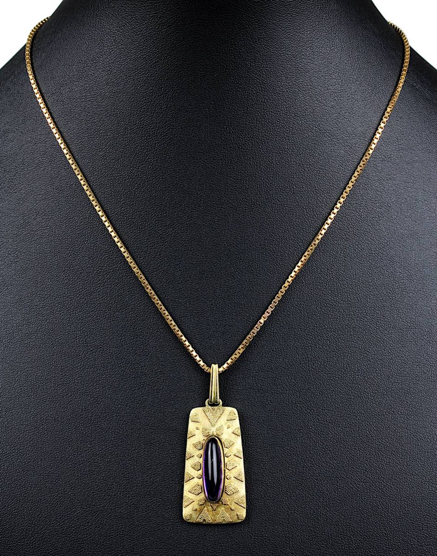 Gelbgold-Anhänger mit Amethyst und Venezianer-Goldkette, deutsch um 1950, handgearbeiteter