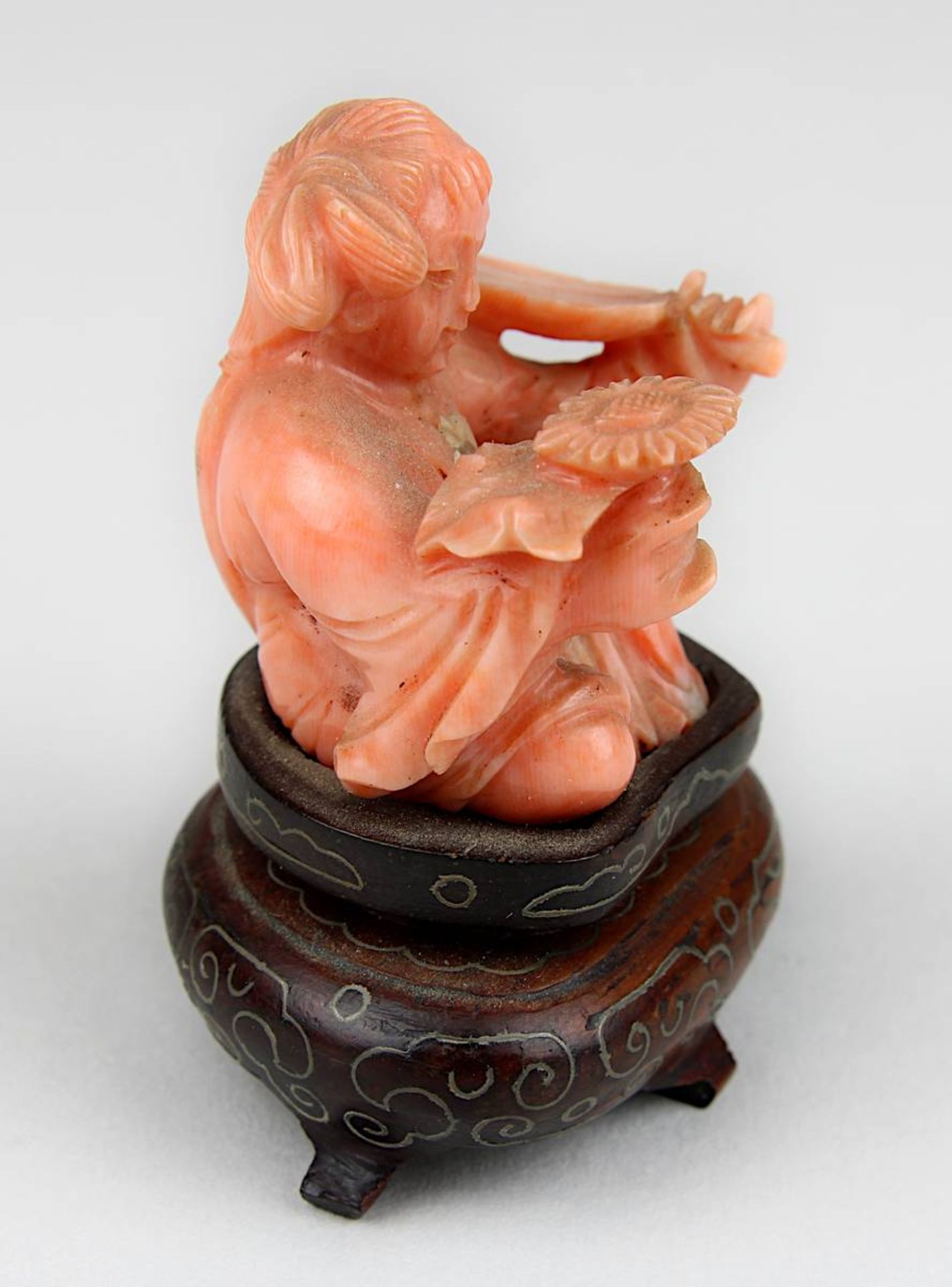 Chinesische Miniatur-Figur eines sitzenden Mädchens mit Fächer und Blume aus lachsfarbener - Image 2 of 4