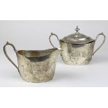 Tiffany & Co Milchgießer und Zuckerdose aus Silber, USA um 1910 , ovale Form, Wandung jeweils mit