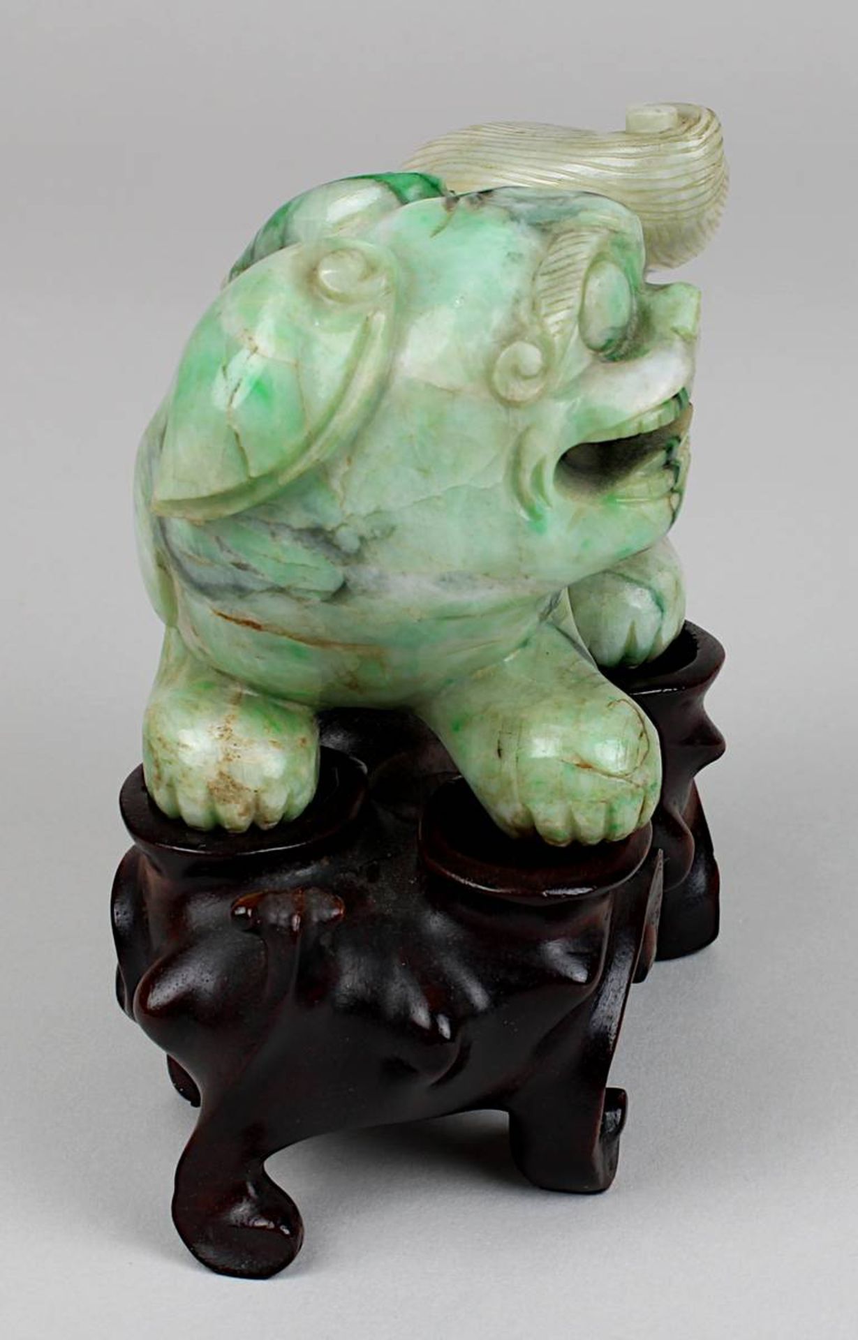 Chinesischer Fo-Hund, aus einem Stück grünweiß marmorierter Jade geschnitzt,  L 10 cm, H 7,5 cm, - Image 3 of 4