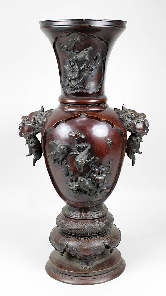 Große Bronze-Vase, Japan, Meiji-Zeit um 1890, balusterförmiger Korpus mit plastischem Dekor von