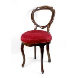 Stuhl, Frankreich um 1860, nussbaumfarben gebeizt, offene Medaillonlehne H 83 cm, roter Polstersitz,