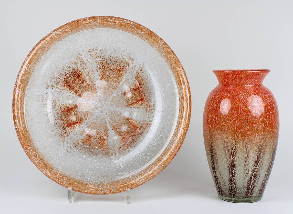 WMF Ikora Vase und Schale, Geislingen 1930er Jahre, beide Teile aus Klarglas, im Zwischenfang mit