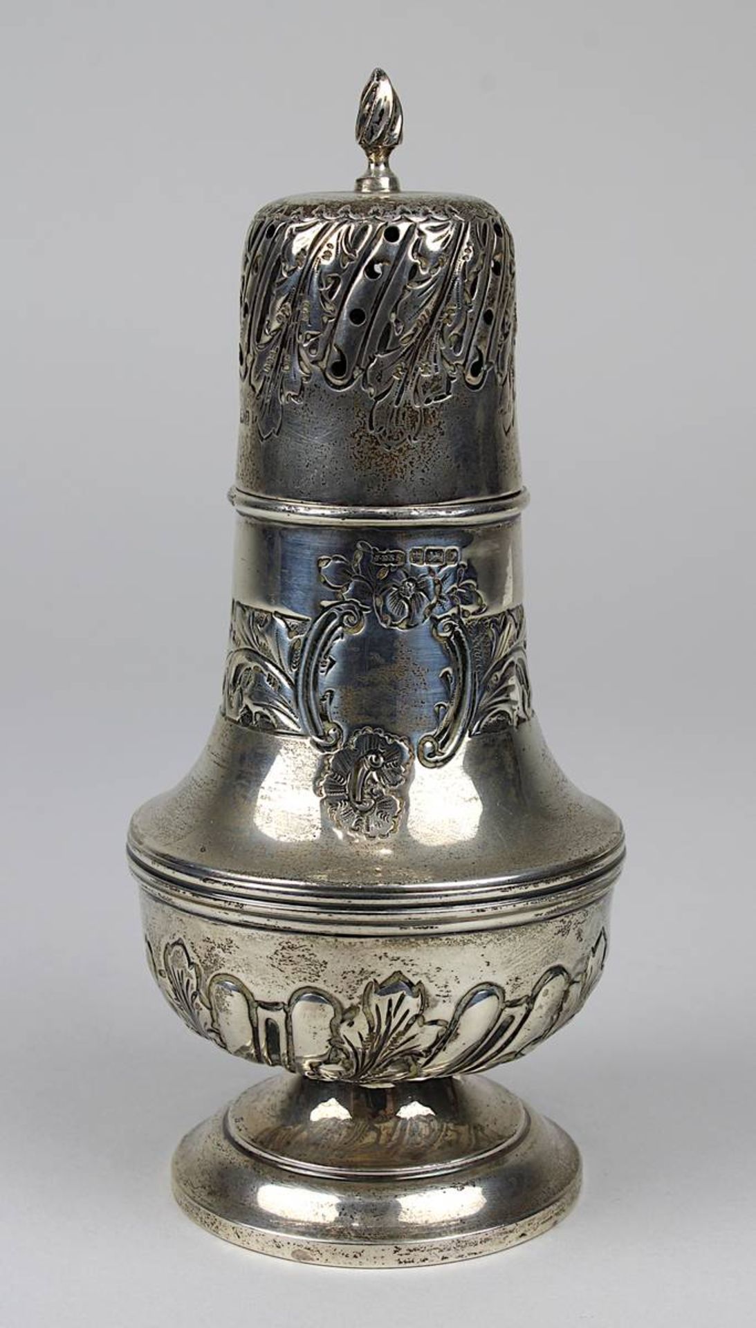 Zuckerstreuer aus Silber, Shefflied 1882, barocke Form, Wandung mit reliefiertem floralem Dekor und