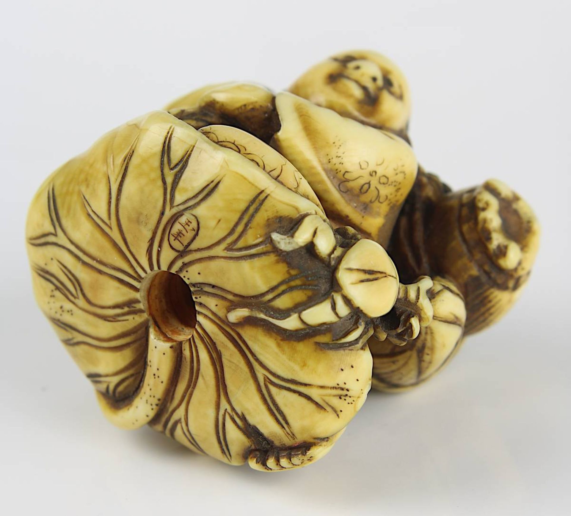 Japanisches Elfenbein-Netsuke, 18 - 19 Jh., Reisbauer mit Krebs, im Boden geritzte Signatur, - Image 3 of 3