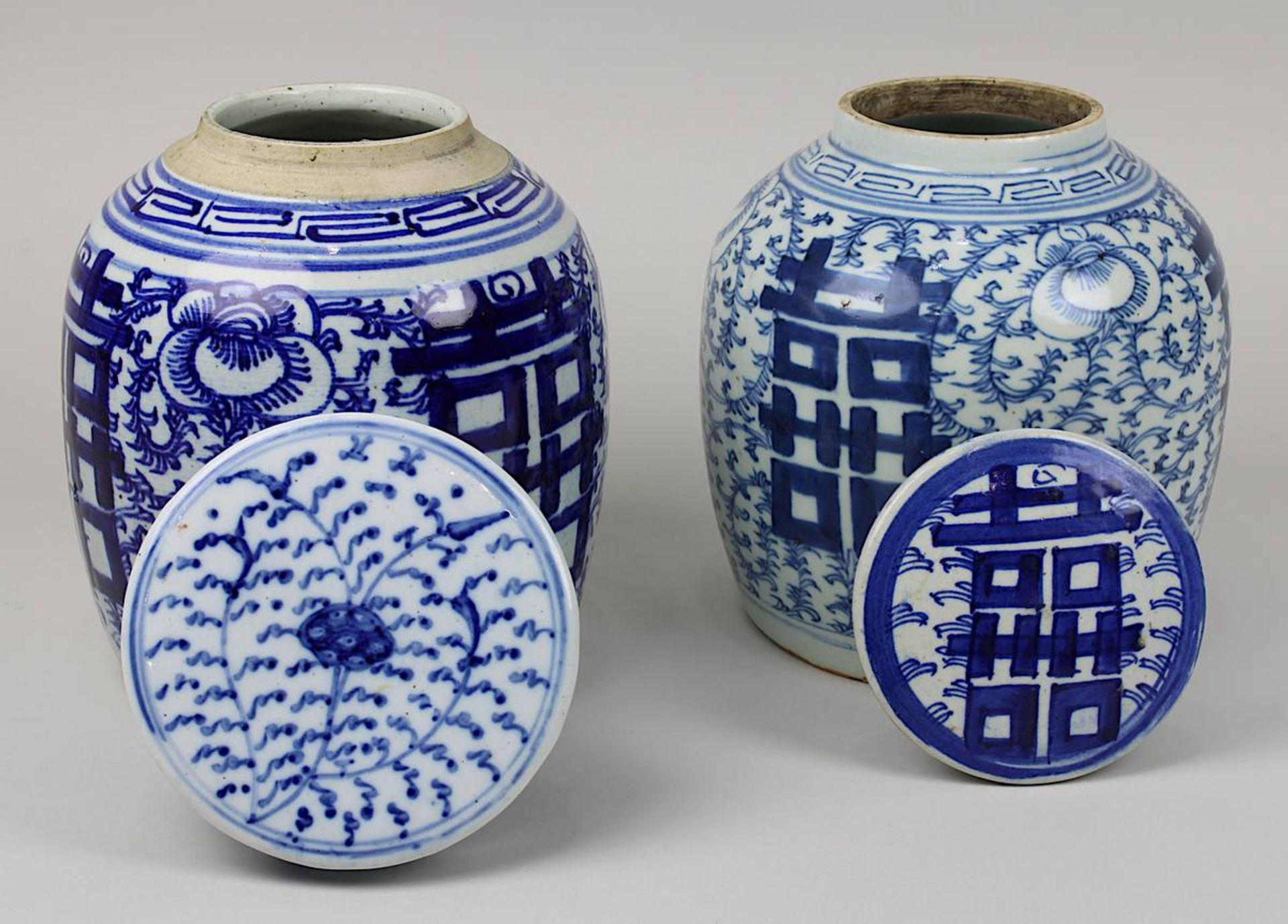 Zwei Ingwer-Schultertöpfe, China 19. Jh., Porzellan, heller Scherben, unter Glasur Blaumalerei von - Bild 3 aus 4