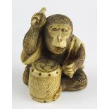 Japanischer Miniatur-Okimono aus Elfenbein, trommelnder Affe, 19 Jh., fein geschnitzte Figur,