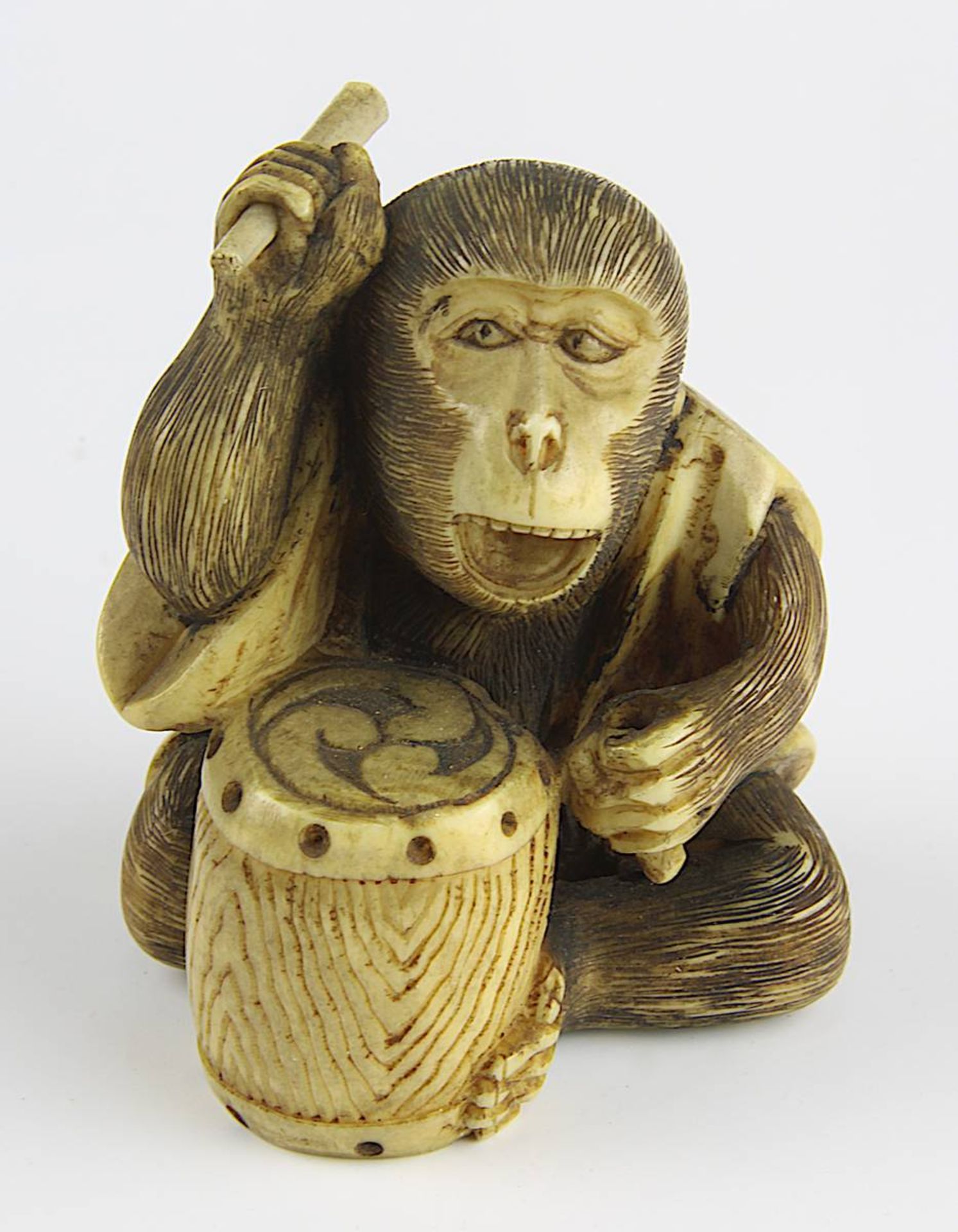 Japanischer Miniatur-Okimono aus Elfenbein, trommelnder Affe, 19 Jh., fein geschnitzte Figur,