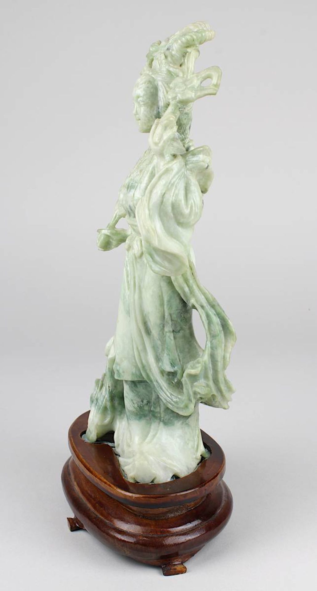 Chinesische Figur einer Dame mit Fächer, grünweiß marmorierter Stein aus einem Stück geschnitzt, auf - Bild 4 aus 4