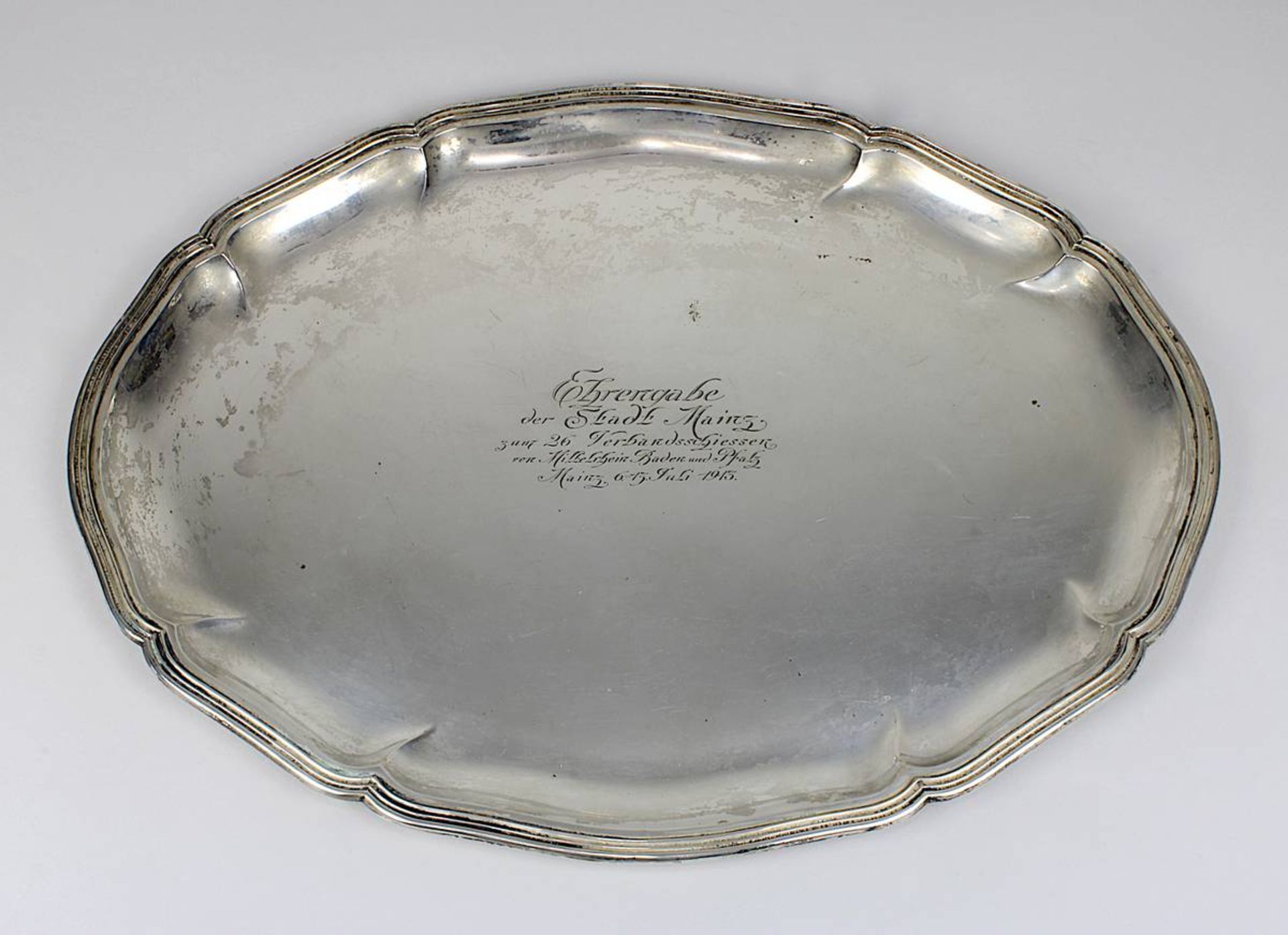 Tablett aus 800er Silber, deutsch Anfang 20. Jh., im Barockstil, ovale Form, im Spiegel Gravur "