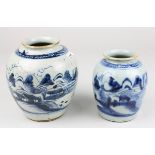2 Porzellan-Vasen, wohl Vietnam Anf. 19. Jh., jew. weißer Scherben, in Blau unter blaugrauer Glasur