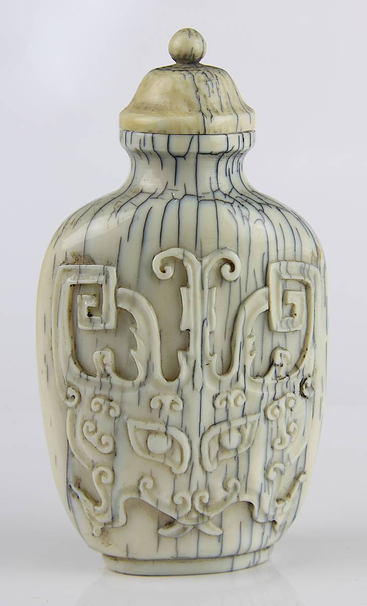 Chinesischer Elfenbein-Snuff Bottle, 19 Jh., Außenwandung mit zwei im Relief geschnitzen