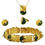 4-teilige Lapponia-Schmuckgarnitur in Gold mit Zoisit, teilweise mit kleinen Rubineinschlüssen,