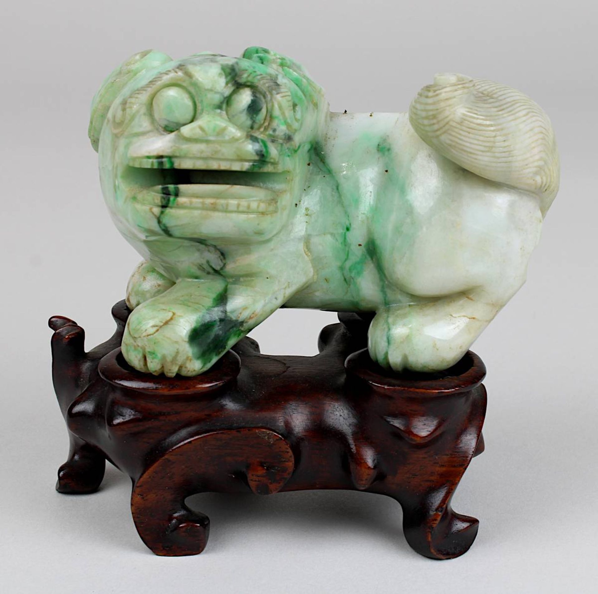 Chinesischer Fo-Hund, aus einem Stück grünweiß marmorierter Jade geschnitzt,  L 10 cm, H 7,5 cm,