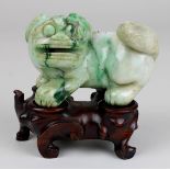 Chinesischer Fo-Hund, aus einem Stück grünweiß marmorierter Jade geschnitzt,  L 10 cm, H 7,5 cm,