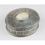 Ovale Dose aus 925er Silber, Portugal 2. H. 20. Jh., anscharnierter Deckel mit Perlmuttkamee,