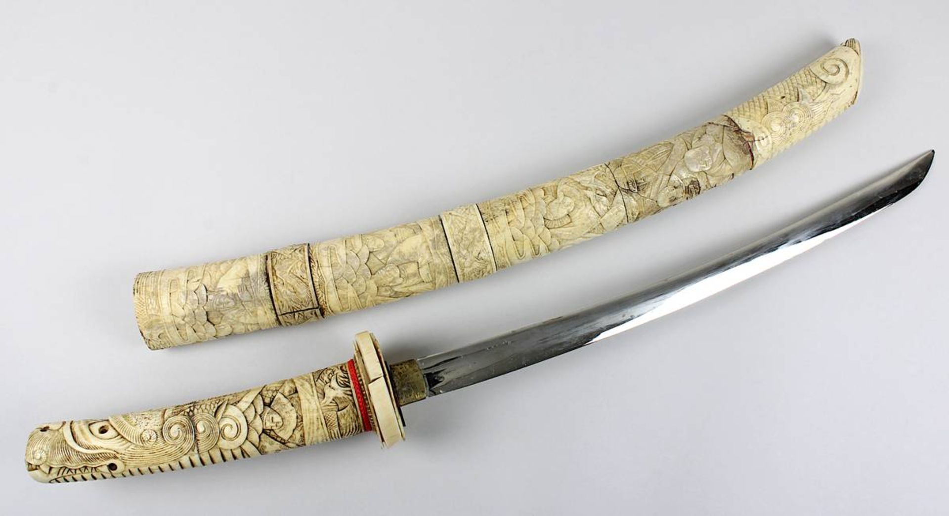 Japanisches Samurai-Wakizashi-Schwert, Japan um 1920, Griff und Scheide aus Bein und Elfenbein,