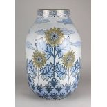 Große Villeroy & Boch Luxemburg Jugendstil-Vase mit Sonnenblumendekor, Septfontaine um 1900, Keramik