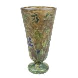 Daum Jugendstil-Vase mit Efeu-Dekor, Nancy um 1909, trichterförmiger Korpus aus Klarglas mit