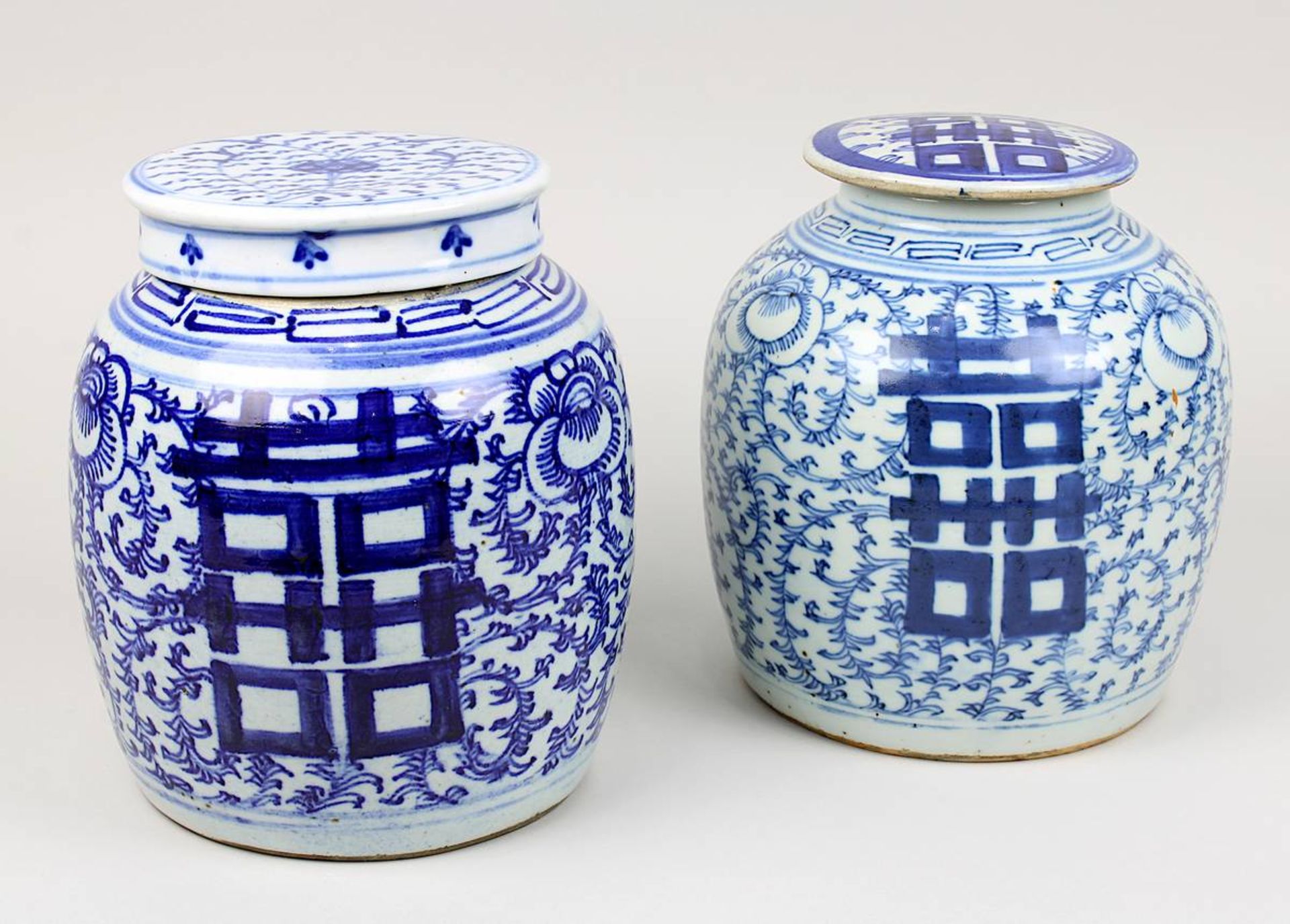 Zwei Ingwer-Schultertöpfe, China 19. Jh., Porzellan, heller Scherben, unter Glasur Blaumalerei von