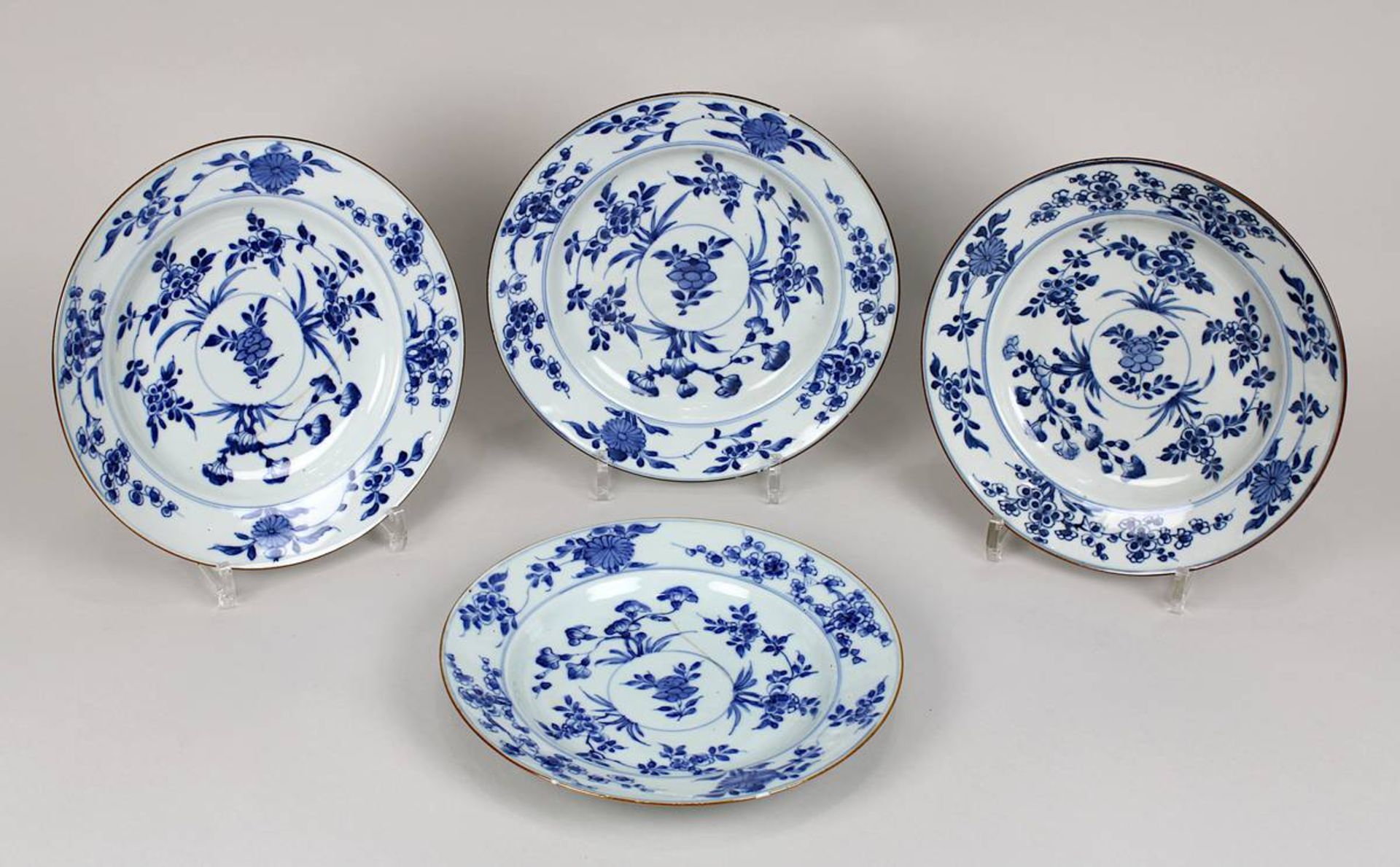 4 Teller aus Porzellan, China, Kangxi-Periode (1654-1722), Porzellan blaugrauer Scherben