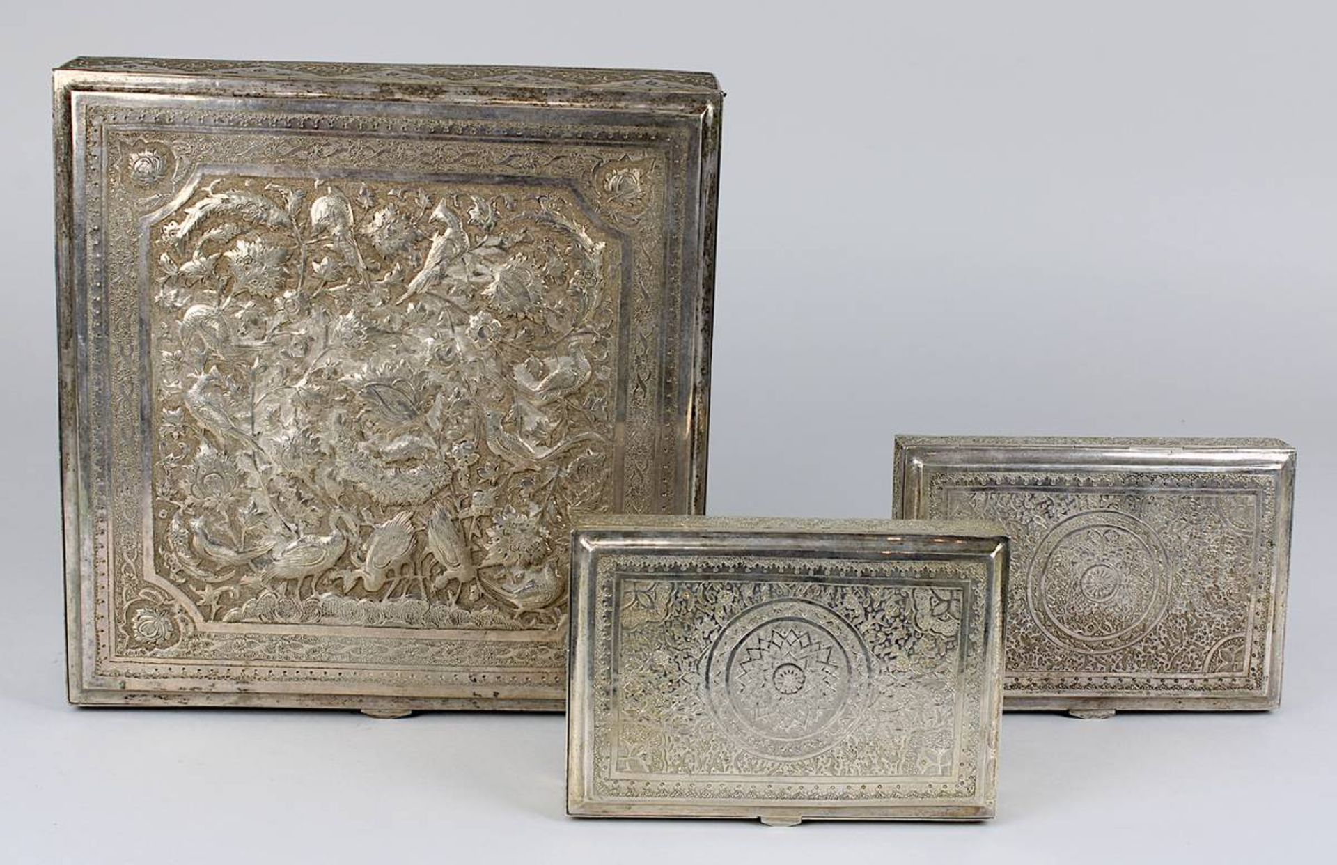 Drei Silber-Dosen aus Isfahan, Persien: eine große Dose in quadratischer Form, Wandung und