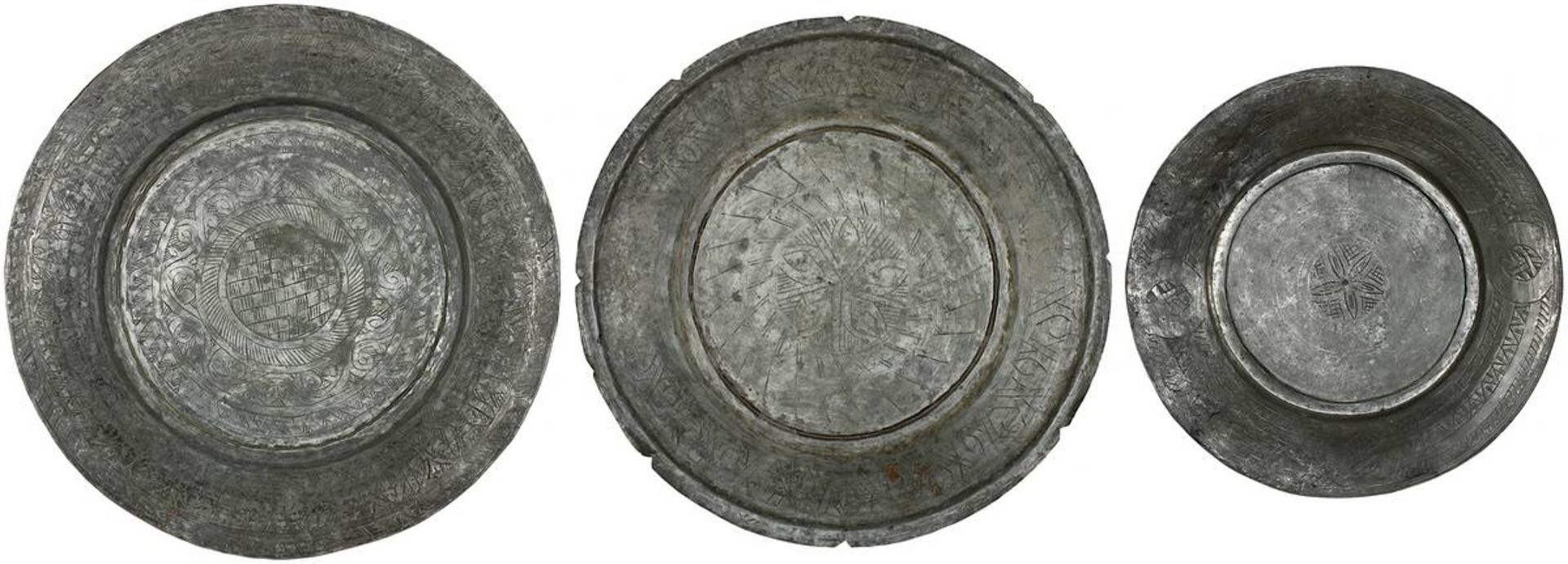 3 Servierteller aus verzinntem Kupfer, Syrien 1. H. 20. Jh., Handarbeit, reicher gravierter