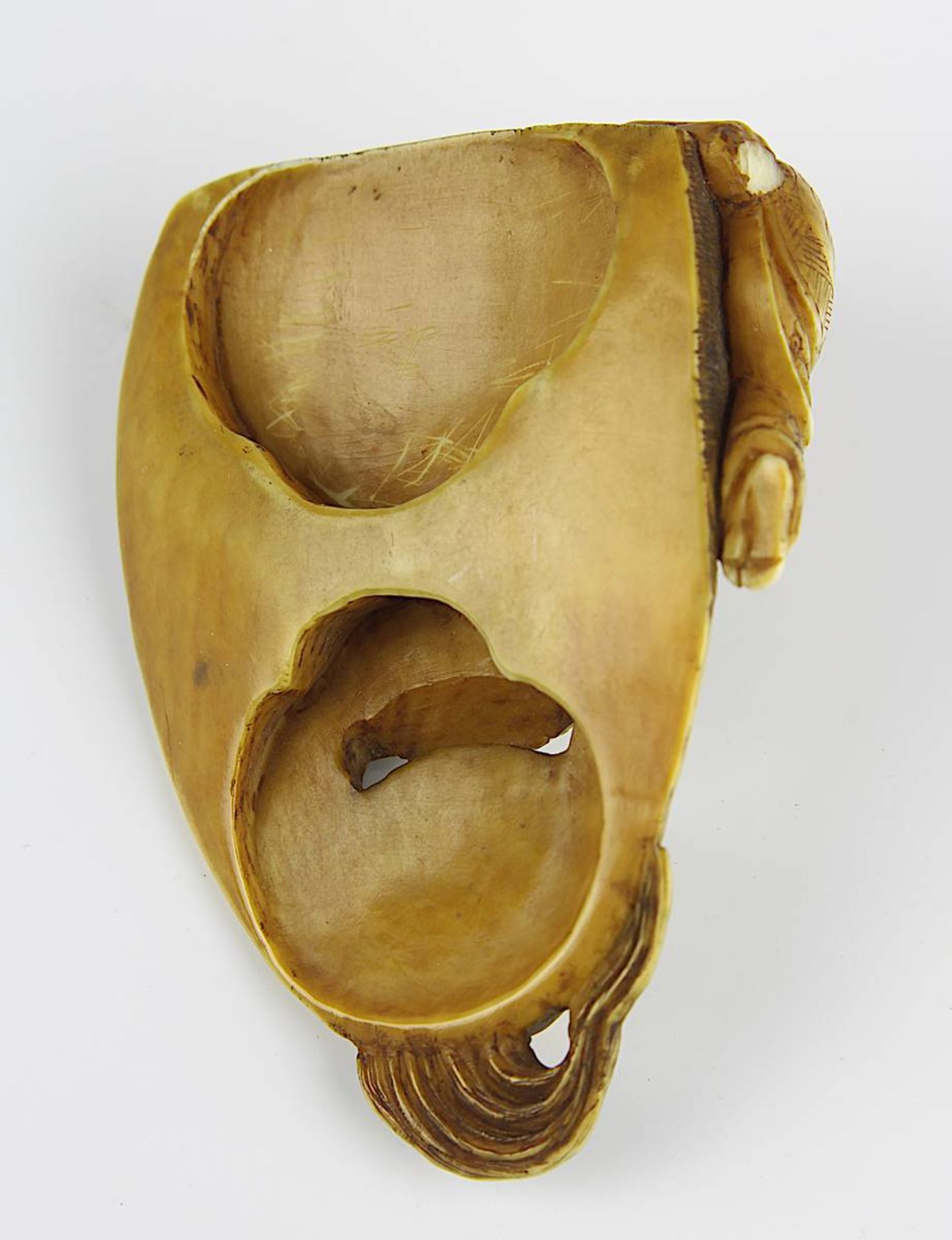 Japanisches Elfenbein-Netsuke, Meji-Periode, fein geschnitzte Darstellung eines Gesicht mit - Bild 2 aus 2