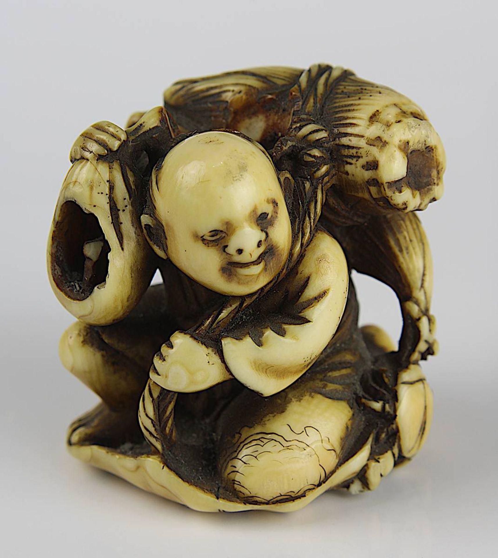 Japanisches Elfenbein-Netsuke, 18 - 19 Jh., Reisbauer mit Krebs, im Boden geritzte Signatur,