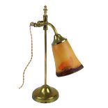 Degué Art Déco Tischlampe, Frankreich um 1920, verstellbarer Messingständer, mit matt geätztem