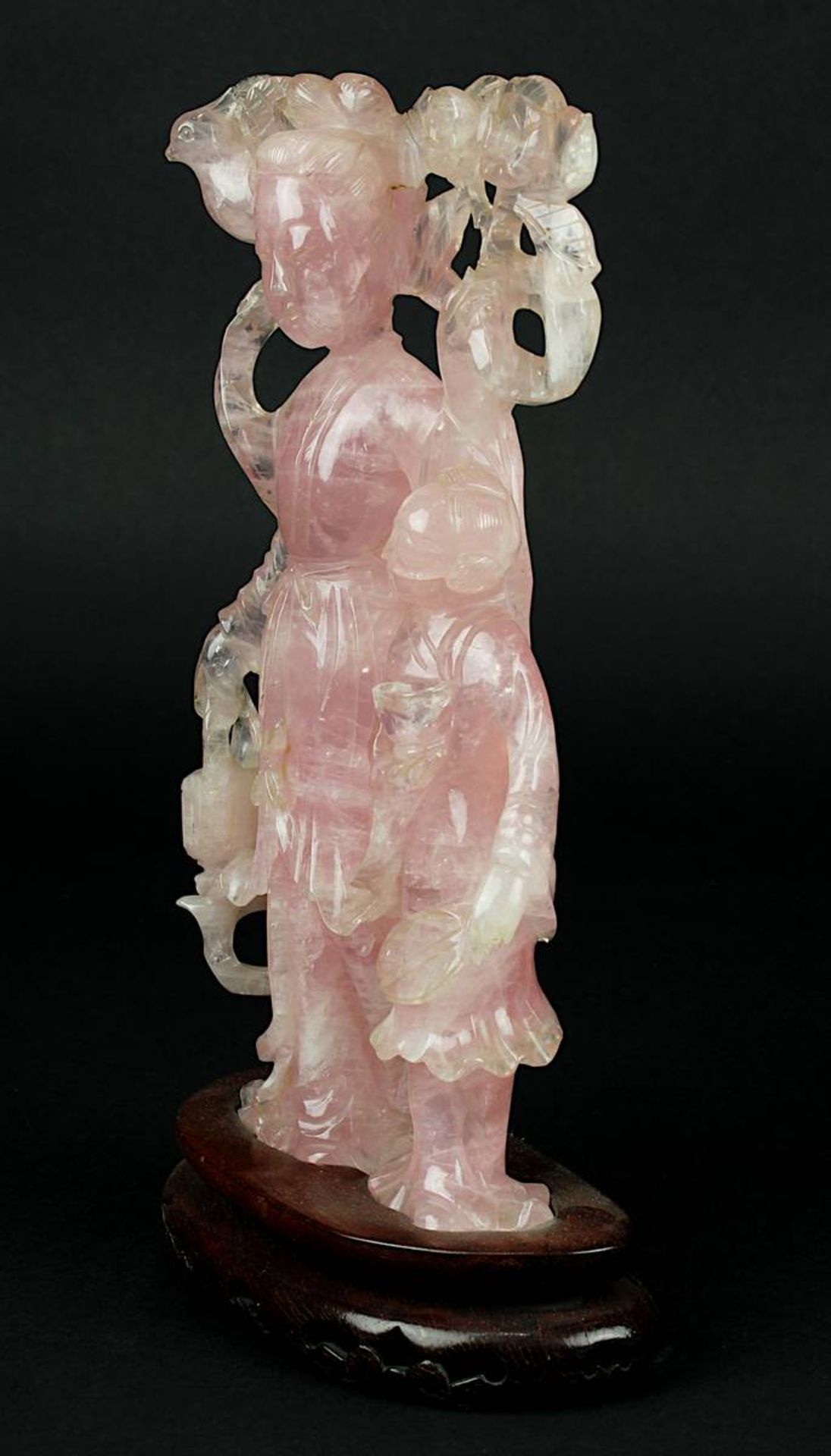 Chinesische Figur einer Dame mit Kind aus Rosenquarz, China um 1950, aus einem Rosenquarzblock - Image 2 of 4