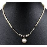 Jugendstil-Perlencollier mit Granat und Diamanten, deutsch um 1910, Kette aus Flussperlen, D jew.