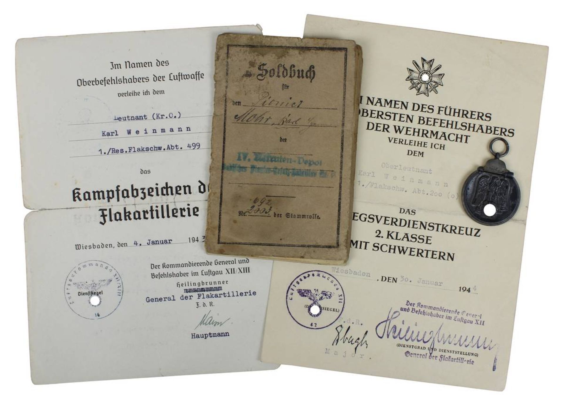 Zwei Ordensverleihungen, Soldbuch u. Medaille, WK I u. WK II: Verleihungsurkunde Kampfabzeichen