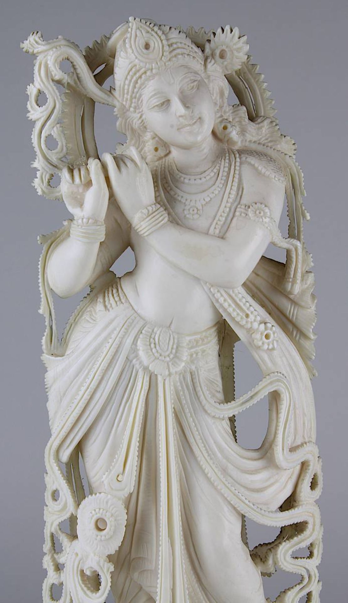 Figur des flötespielenden Krishna, Indien 1. H. 20. Jh., Elfenbein fein geschnitzt, vollplastische - Image 2 of 2