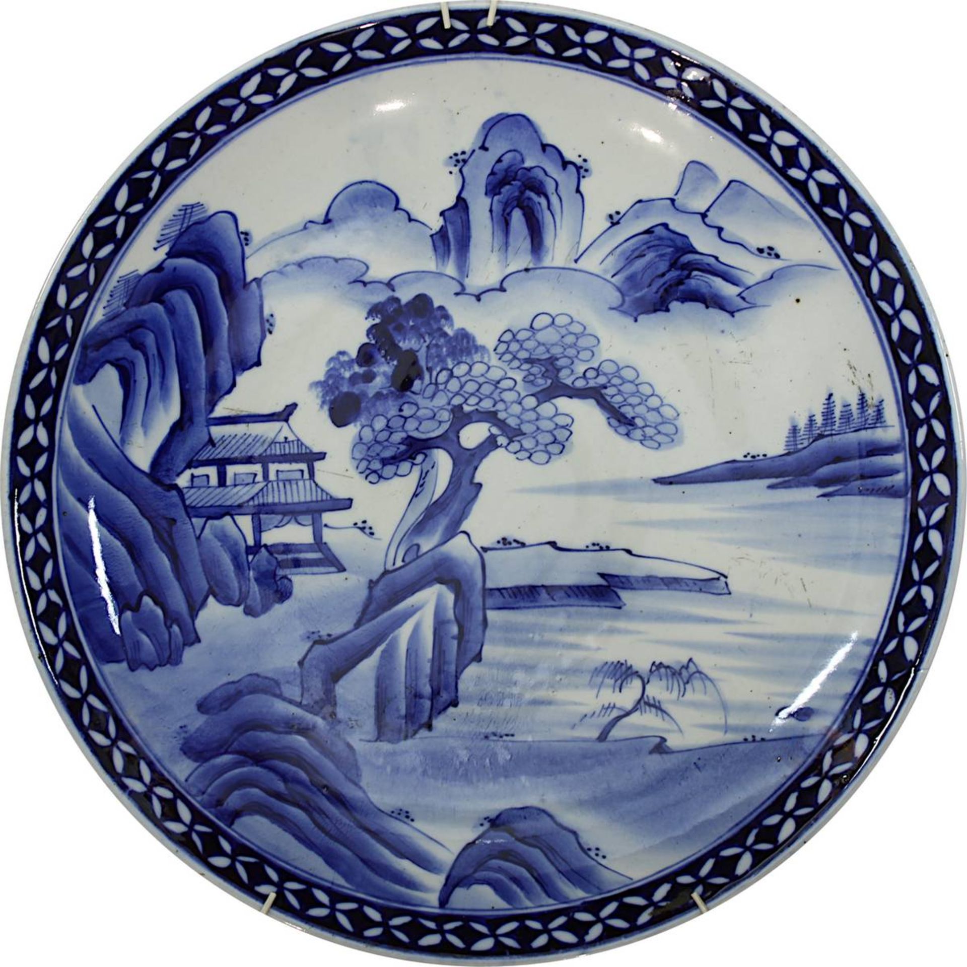 Großer chinesischer Teller mit Landschaftsansicht, China 19. Jh., Porzellan, weißer