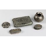Fünf Kleinobjekte aus Silber 20.Jh., teils orientalische, teils wohl asiatische Arbeiten, meist
