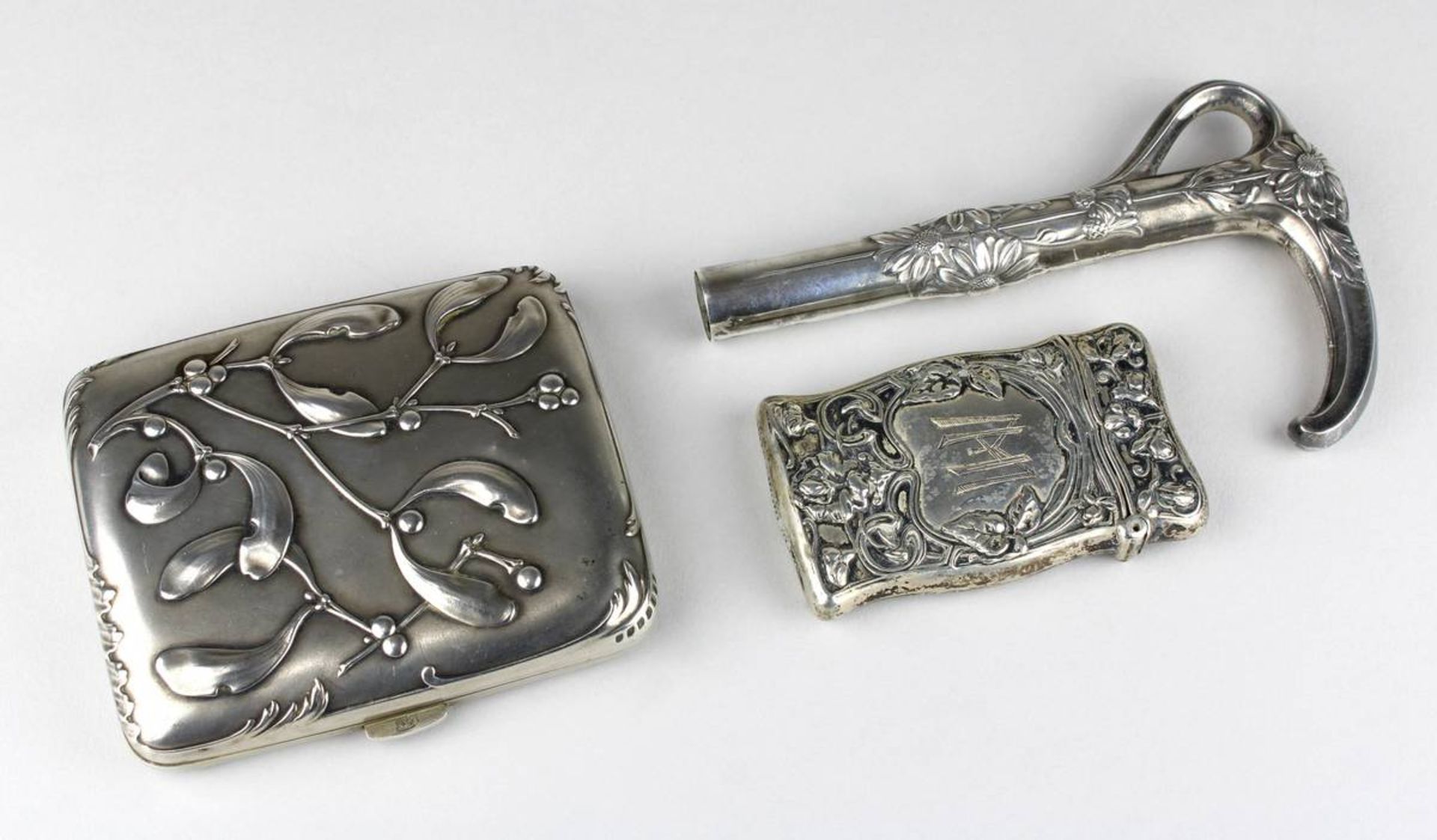Zigaretten-Etui, Schirmgriff u. Streichholzetui aus Silber, Jugendstil um 1900, jeweils mit