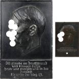 Zwei Wand-Plaketten mit Porträts von Adolf Hitler, Deutsches Reich 1933 - 1945: einmal Aluminiumguss